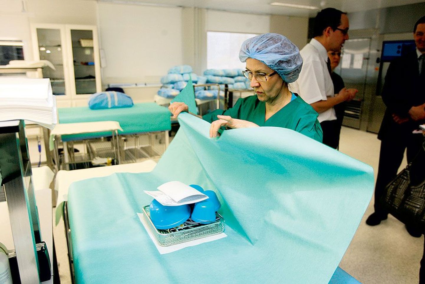Sterilisatsiooniosakonna autoklaavija Laine Tennosaar pakendab pestud käekirurgia instrumendid paberisse, kus need jäävad ootama autoklaavi asetamist.