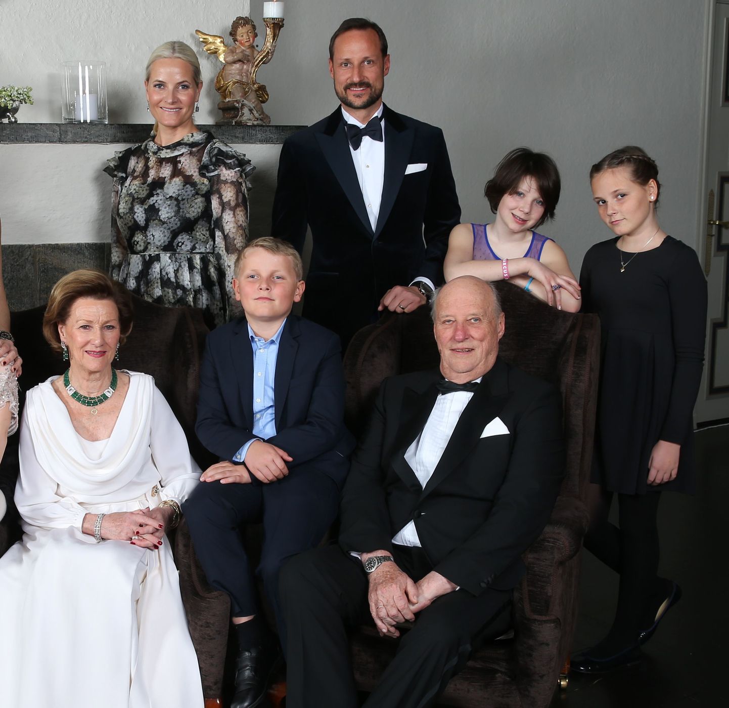 Norra kuninglik perekond: vasakult paremale esireas kuninganna Sonja, prints Sverre Magnus ja kuningas Harald. Tagareas seisavad kroonprintsess Mette Marit, kroonprints Haakon, Maud Angelica Behn ja printsess Ingrid Alexandra.