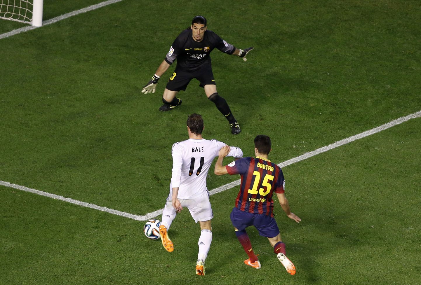 Гарет Бэйл забивает победный гол в ворота "Барселоны".