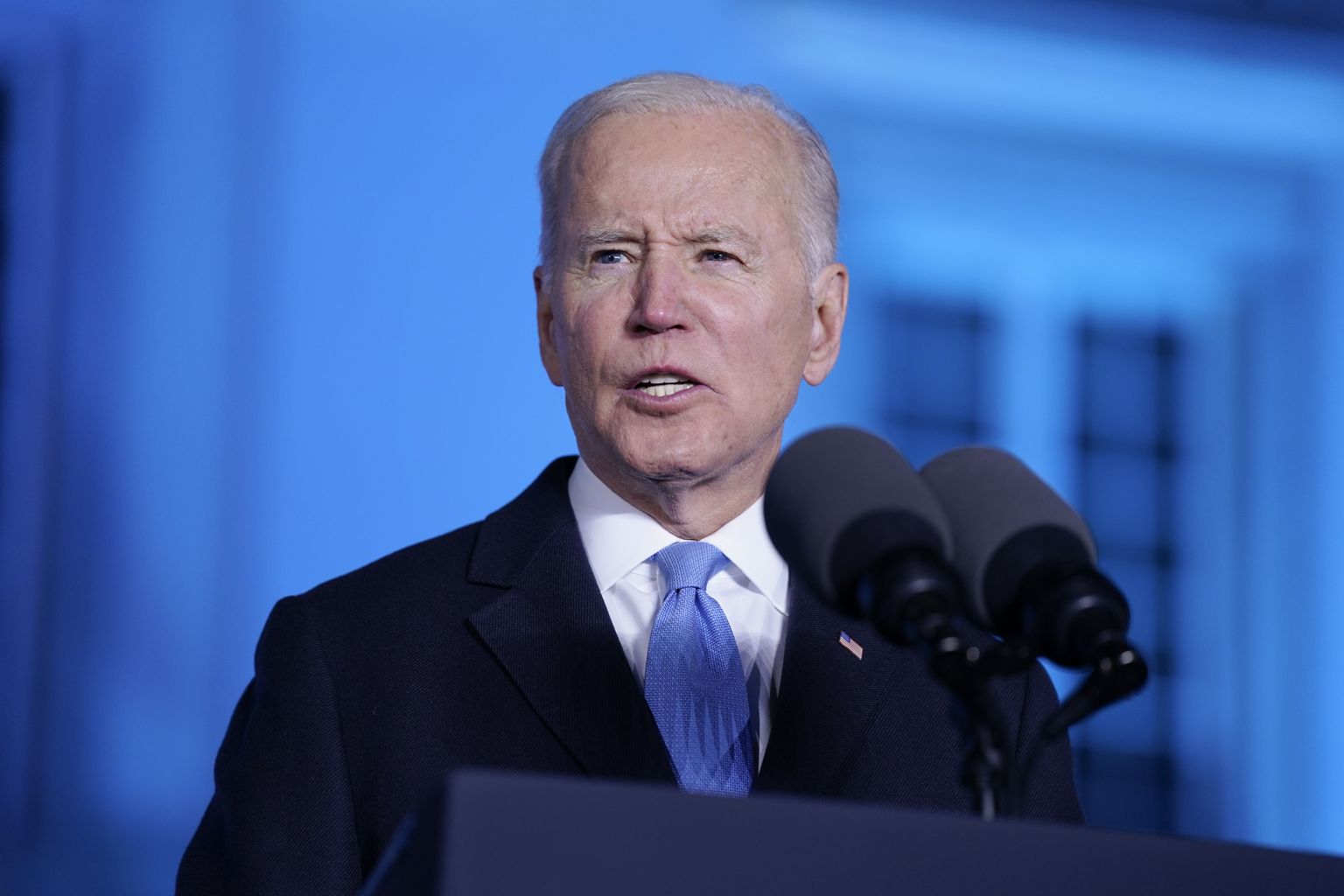 USA president Joe Biden Varssavi lossis kõnet pidamas.
