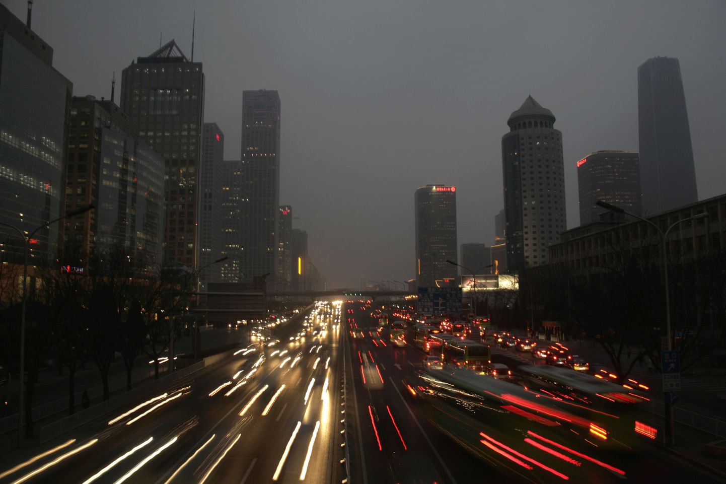 Pilt öisest Pekingist on tehtud Jianguo tänavalt täna.