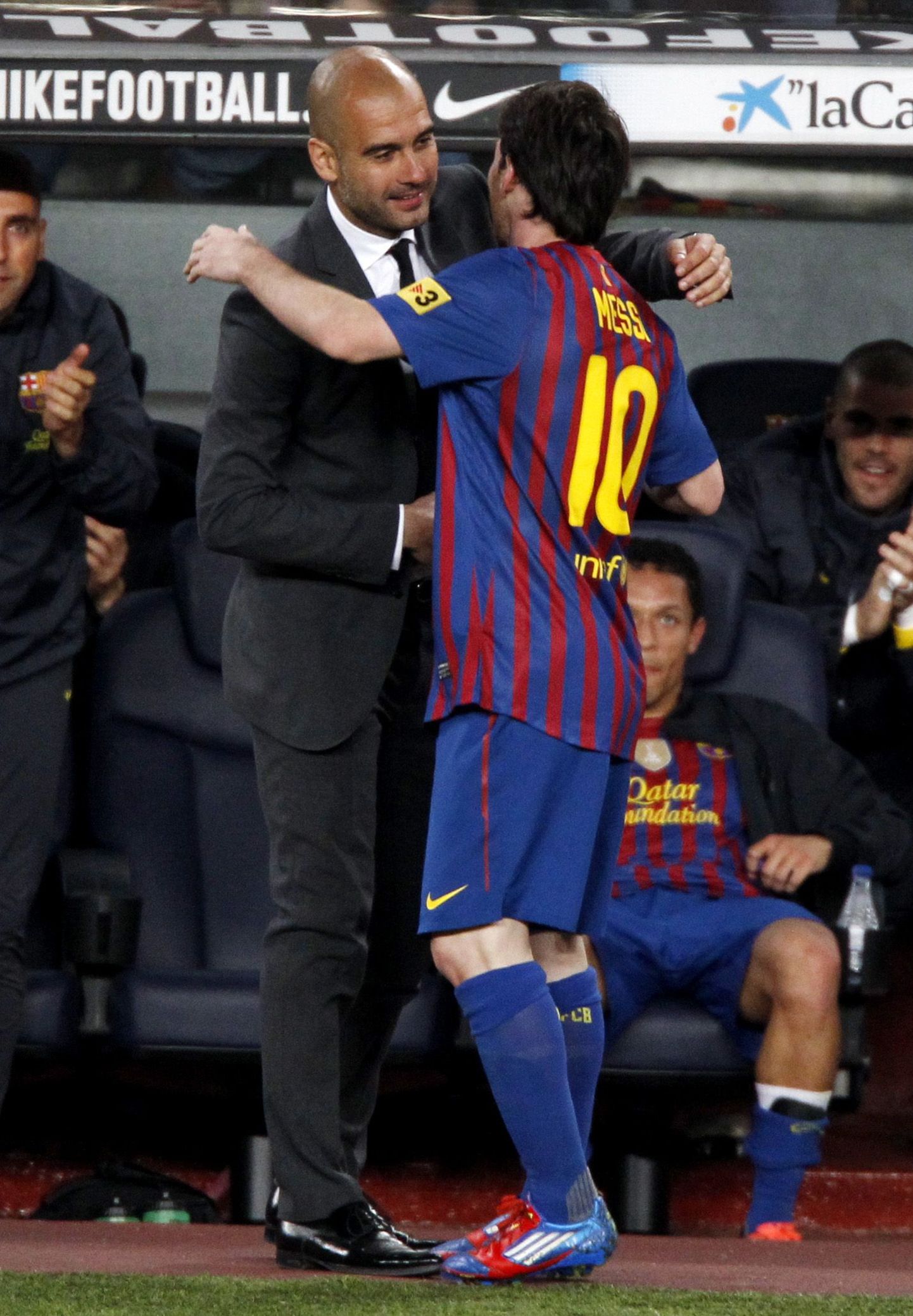 Rekordimees Lionel Messi tänas pärast viimase värava löömist hooaja lõpus ametist lahkuvat peatreenerit Pep Guardiolat.