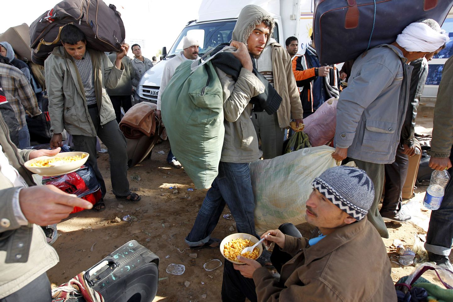 Ливийские беженцы на границе с Тунисом.