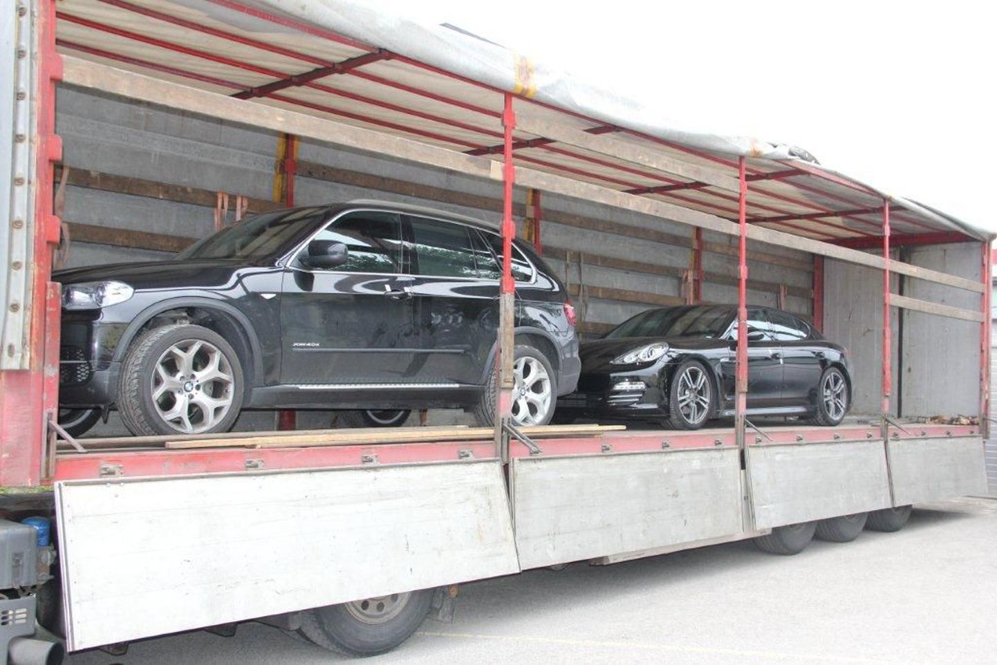 Iklas kinni peetud varastatud BMW X5 ja Porsche Panamera, mille profivargad olid peitnud treilerisse.