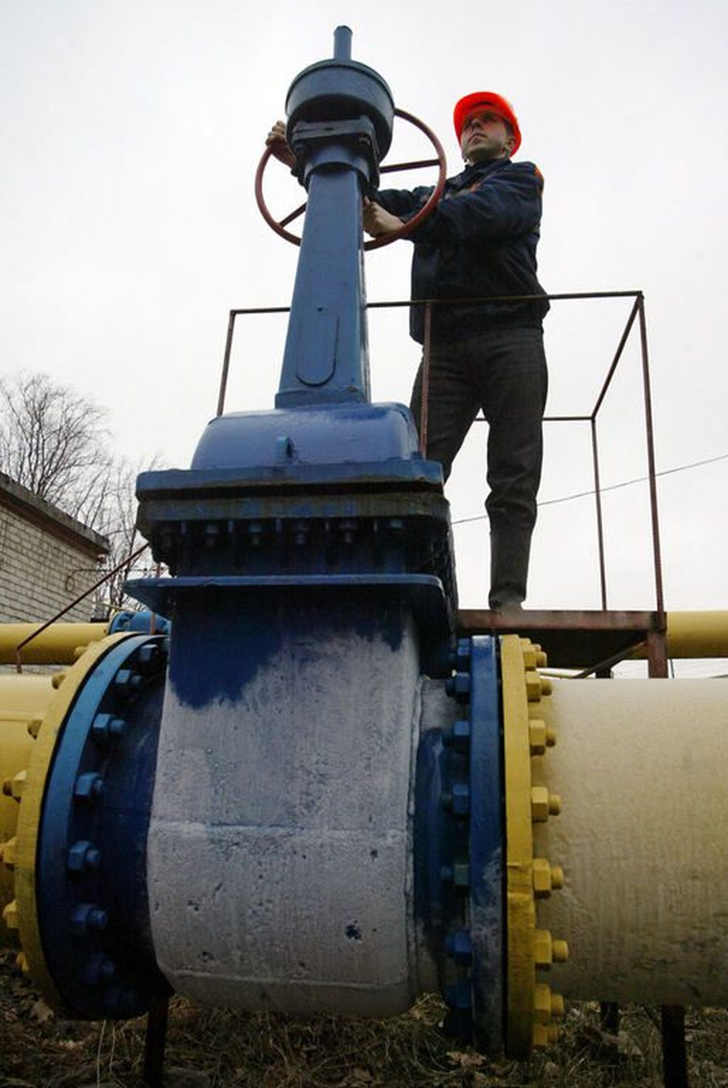 Gazpromi tööline sulgeb gaasitorustikul olevat ventiili