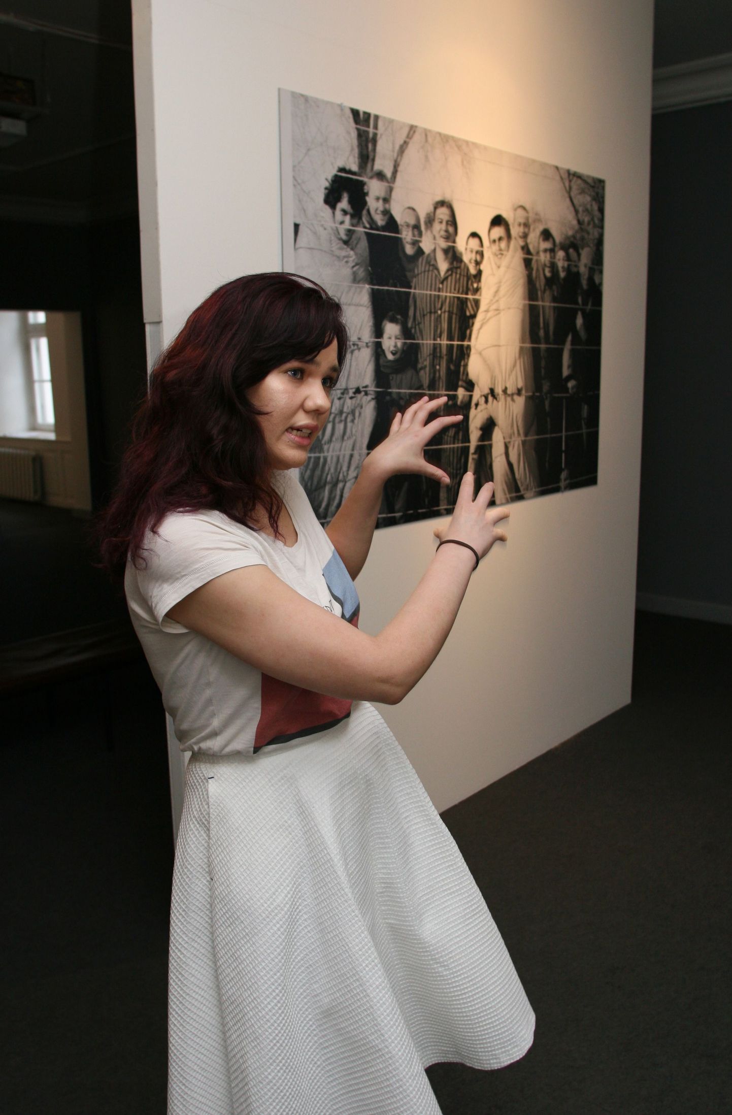 Tartu kunstimuuseumi kaasaegse kunsti kogu hoidja Julia Polujanenkova on näituse koordineerija, kes pidi väljapanekusse Zbigniew Libera foto «Residendid» saamiseks suhtlema poolakatega.