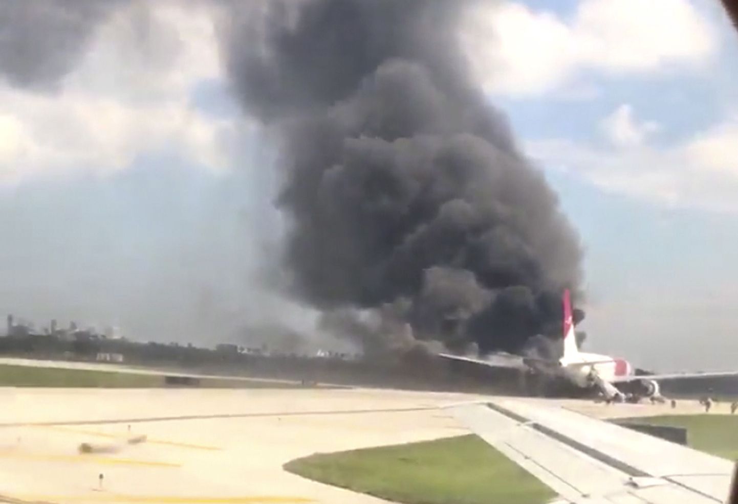 Floridas läks stardirajal põlema lennuk.