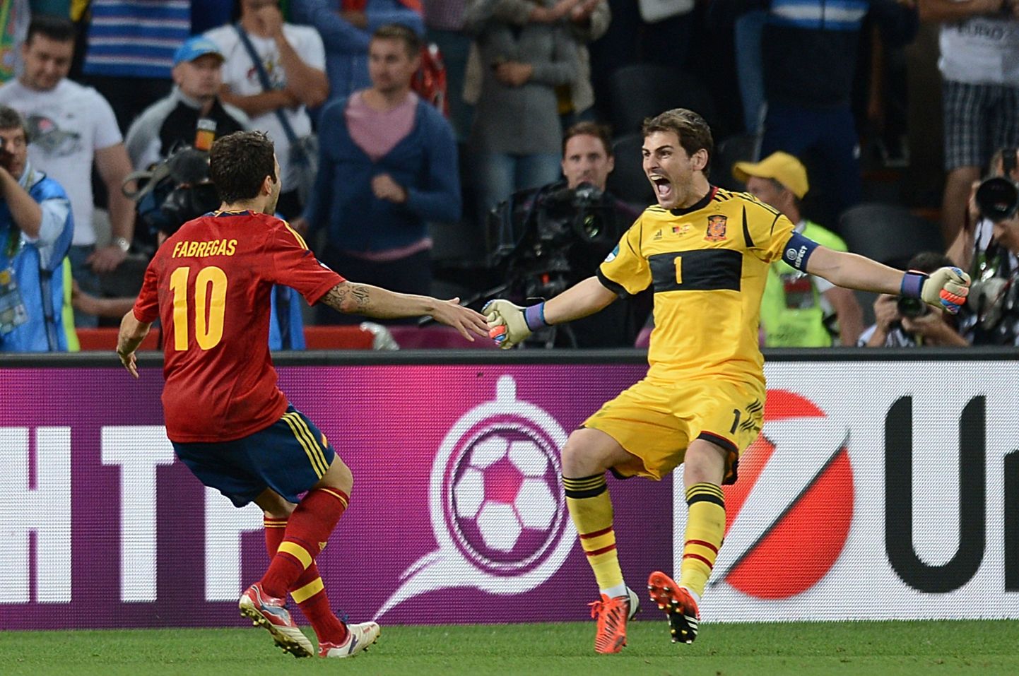 Otsustava penalti tabanud Cesc Fabregas (vasakul) hispaanlaste väravavaht Iker Casillas võidu üle rõõmustamas.