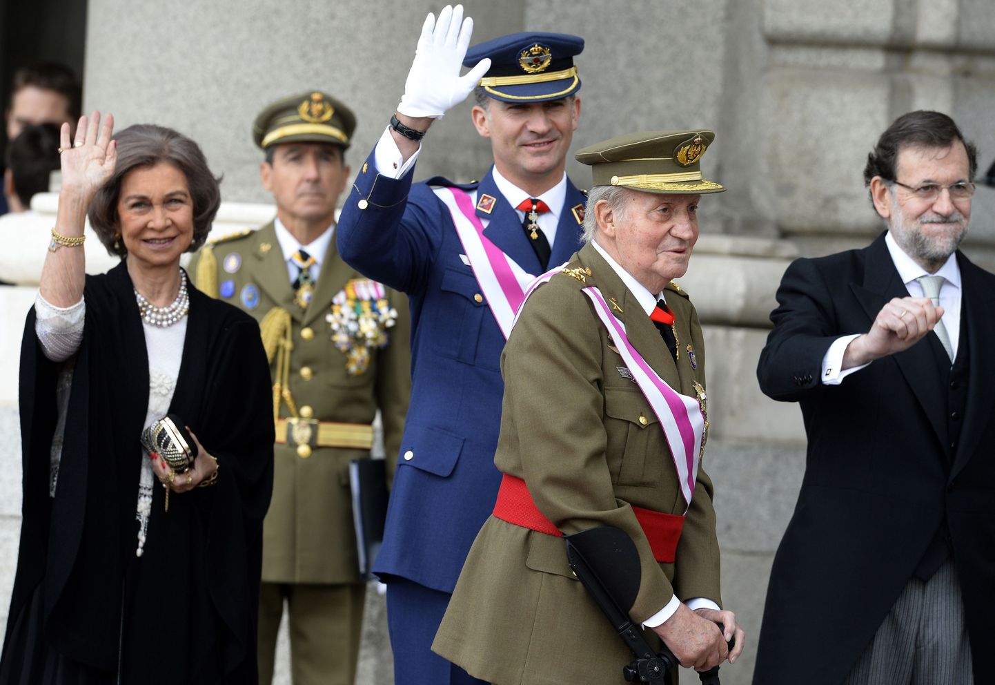 Hispaania kuninganna Sofia (vasakul), kroonprints Felipe (vasakult teine), peaminister Mariano Rajoy (paremal) ja kuningas Juan Carlos täna sõjaväeparaadil.