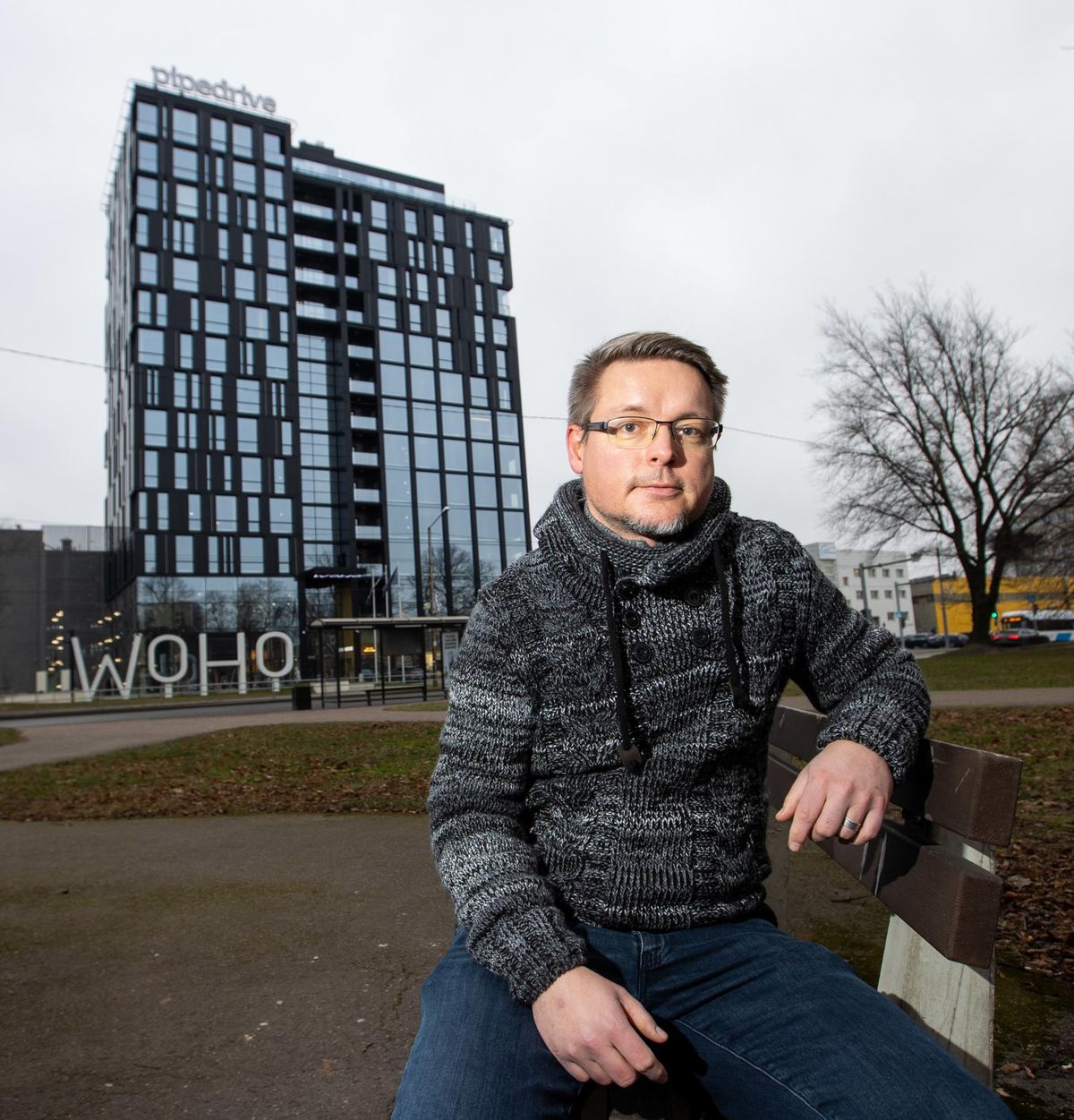 Pipedrive'i kaasasutaja Martin Henk ettevõtte peakontori ees Tallinnas Mustamäe teel.