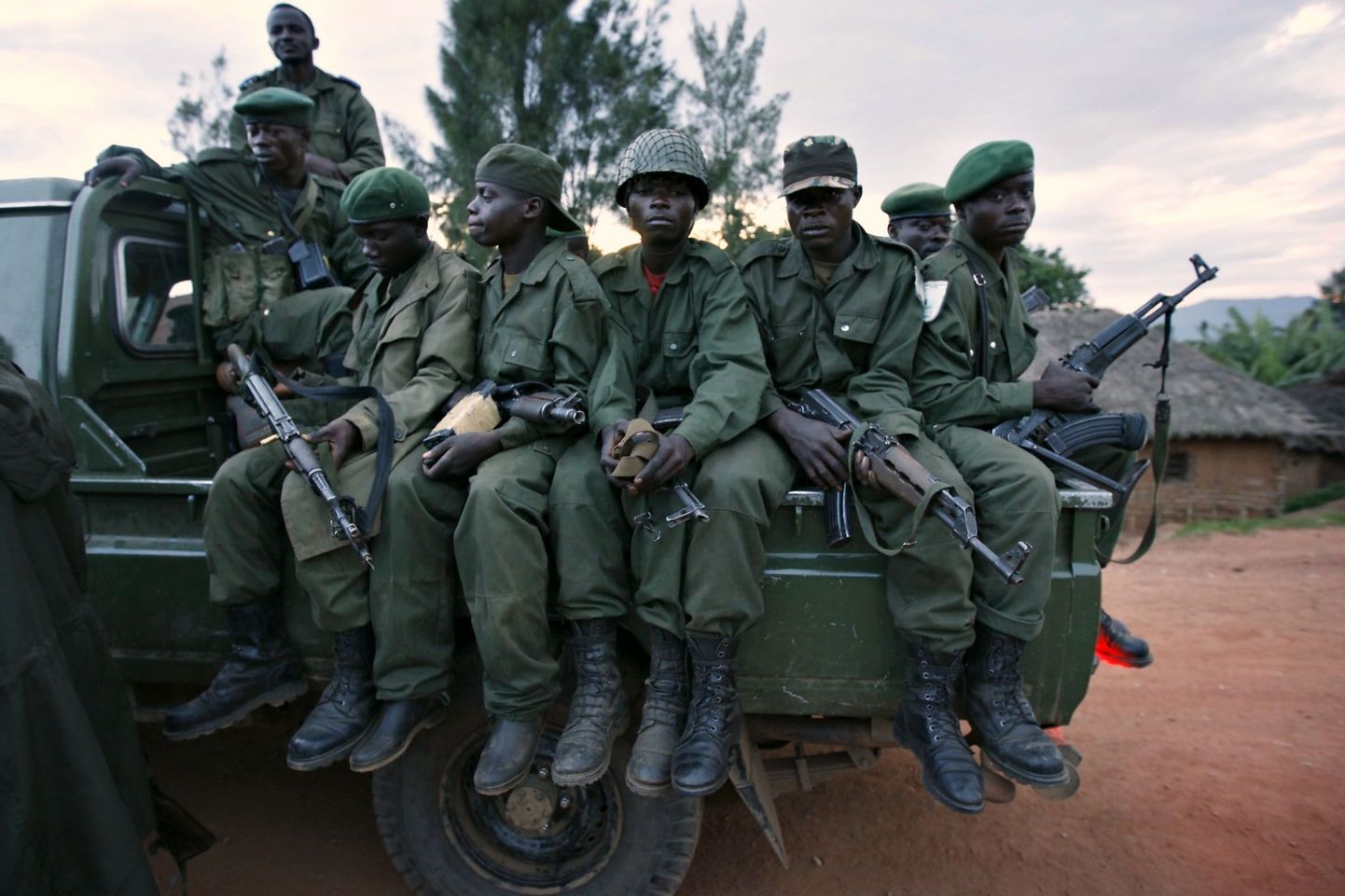 Kongo DV sõdurid lahkumas Kanyabayonga linnast, milleni jõudsid eile mässuliste väed.