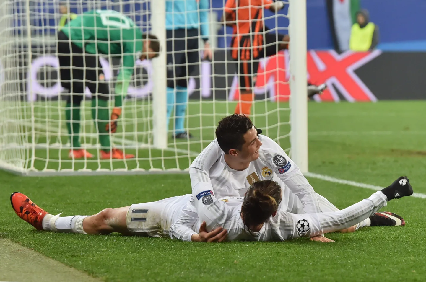 Нападающие "Реала" Криштиану Роналду (сверху) и Гарет Бэйл радуются голу в ворота "Шахтера".