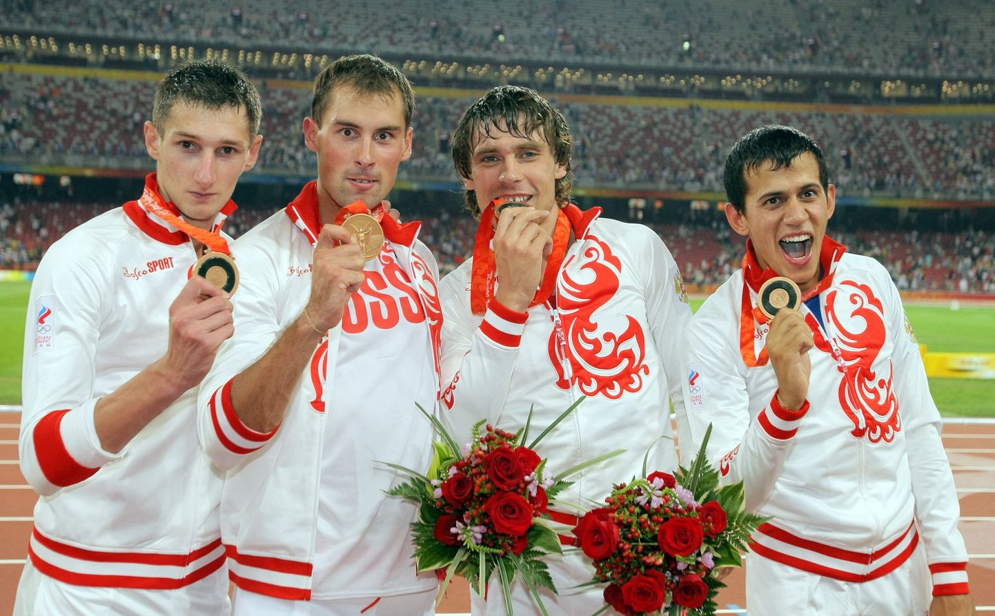 Anton Kokorin (vasakult teine) on aumees, Deniss Aleksejev, Vladislav Frolov ja Maksim Dõdlin pole aga Pekingis kaela saadud medalit siiani tagastanud.