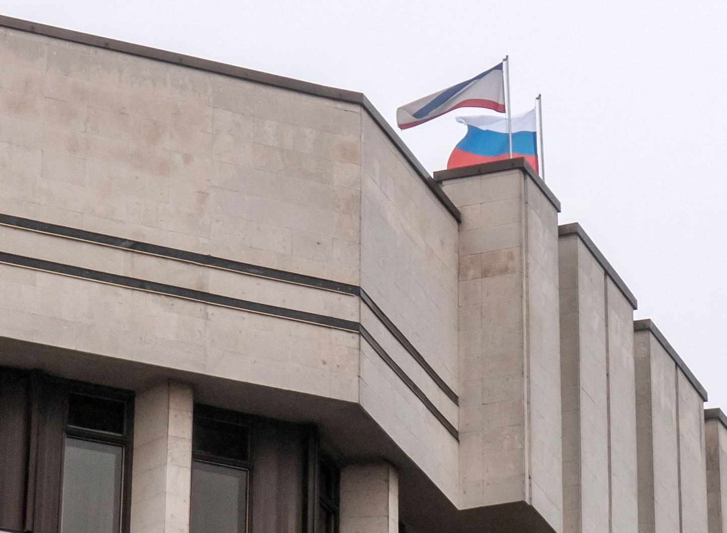 Krimmi ülemraada hoonele heisati 27. veebruaril Vene riigilipp.