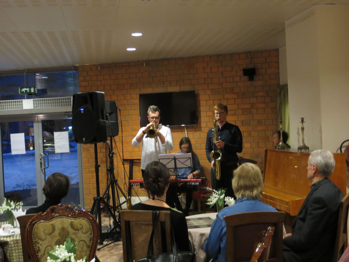 Toreda muusikaelamuse said kohvikus Säde korraldatud kontserdil džässisõbrad, kelle ette astusid tunniajalise kavaga noored džässmuusikud Allan Järve (vasakult), Kirke Karja ja Lauri Kadalipp.