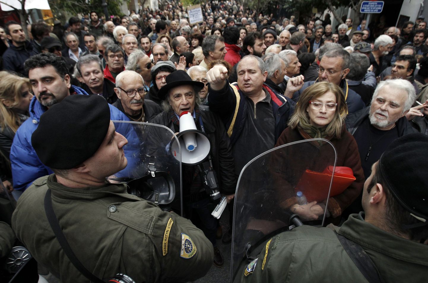 Акция протеста у дома бывшего премьера Греции Костаса Симитиса. Участники акции обвинили правительство Симитиса в создании предпосылок для кризиса.