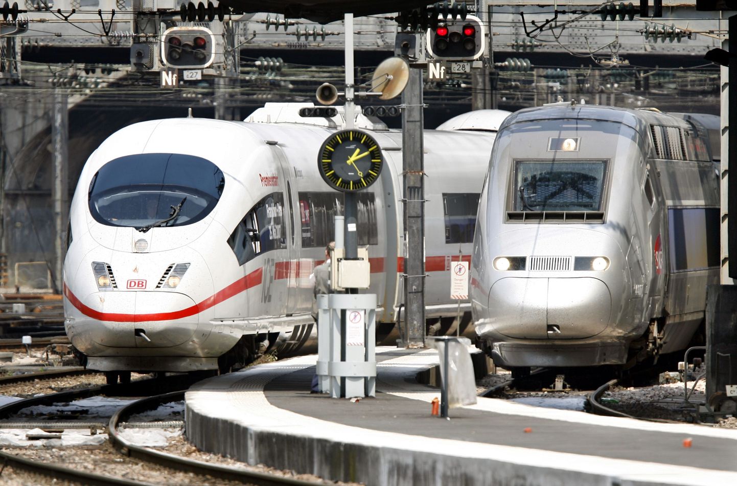 Saksamaa ja Prantsusmaa kiirrongid Pariisi raudteejaamas.