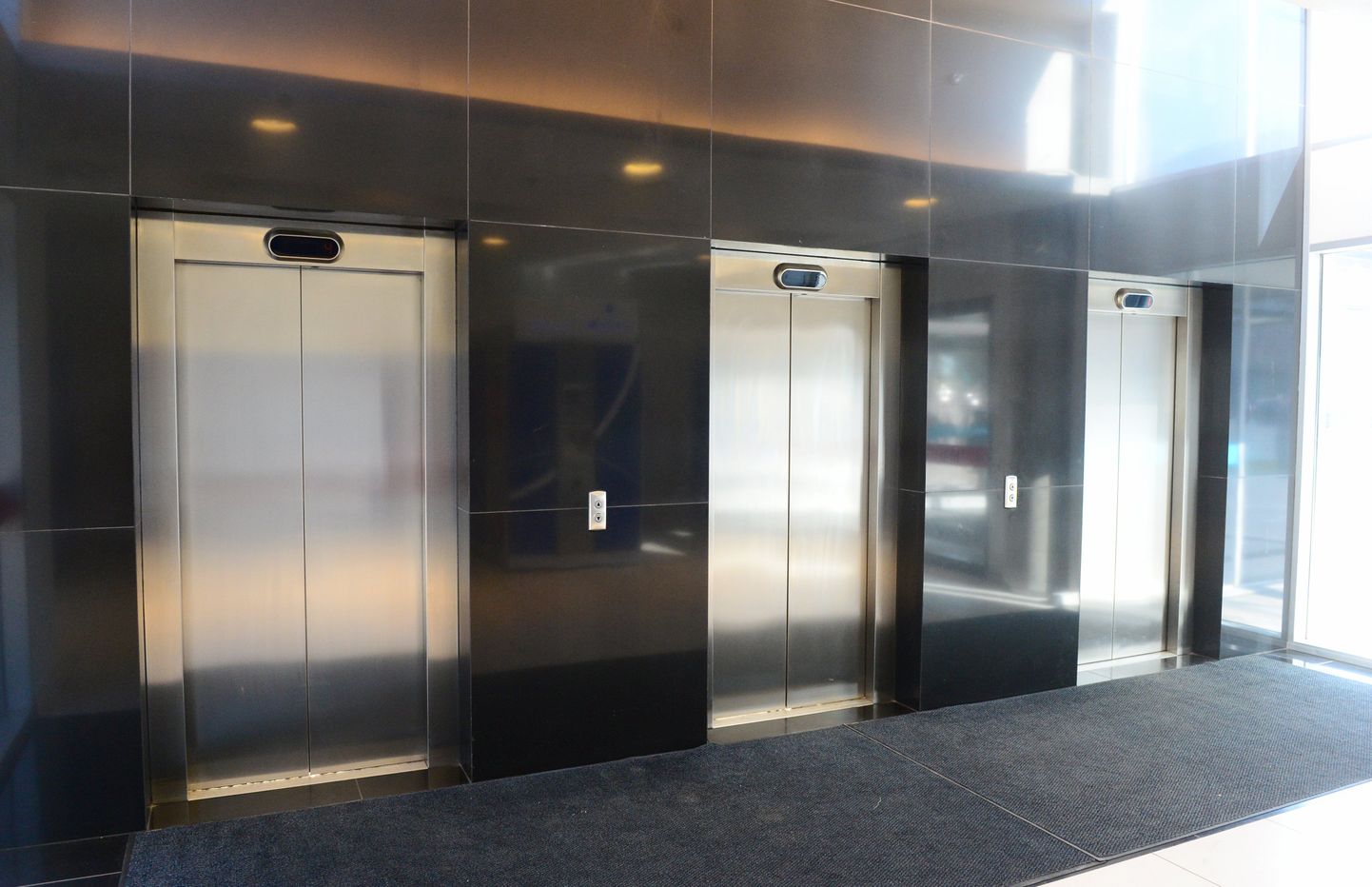 Pildil Tasku keskuse liftid, millest ühte jäid emadepäeval kinni neli inimest.