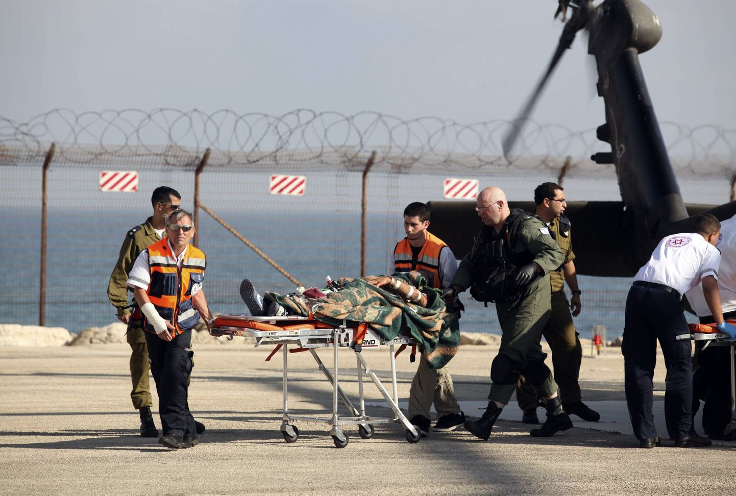 Пострадавшего от израильского нападения на "флотилию свободы" отправляют в больницу.