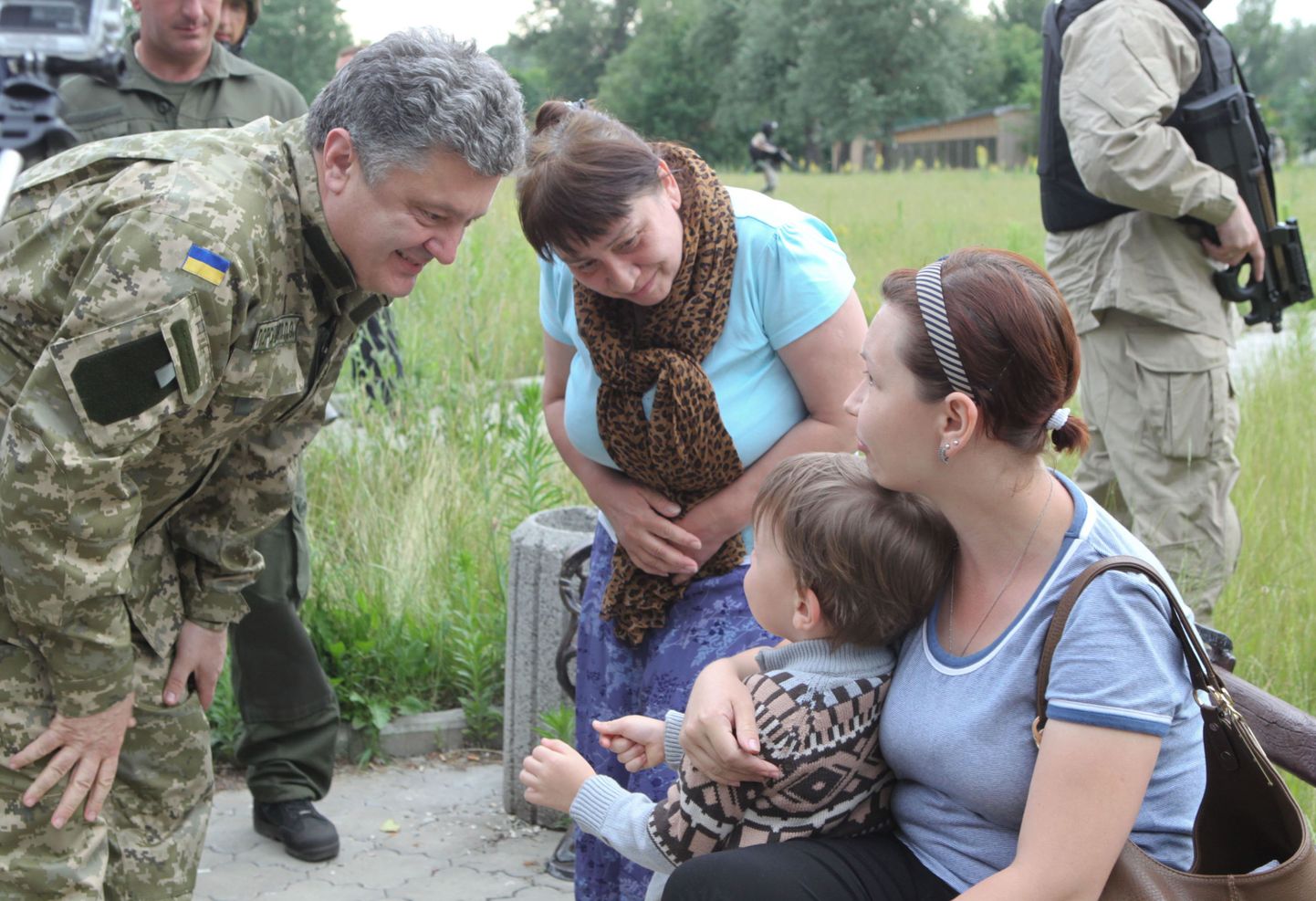 Ukraina president Petro Porošenko (vasakul) vestleb Donetski oblastis Svjatogorskis kohalike elanikega.