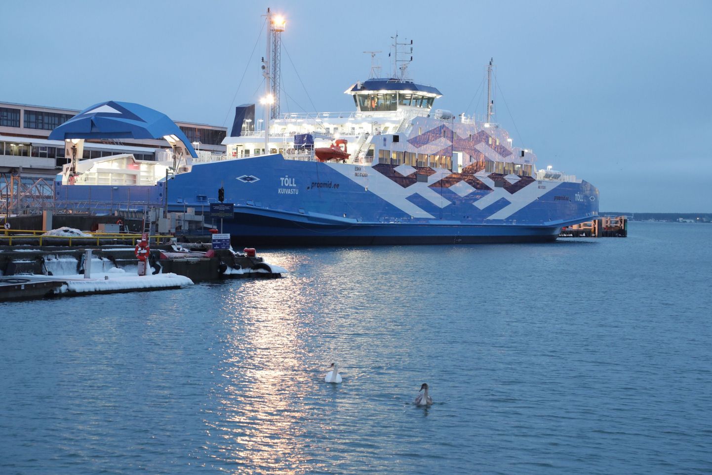 Parvlaev Tõll tuli enne Virtsu-Kuivastu liinile minekut Tallinnasse, kus laeval tehakse viimased sisetööd.