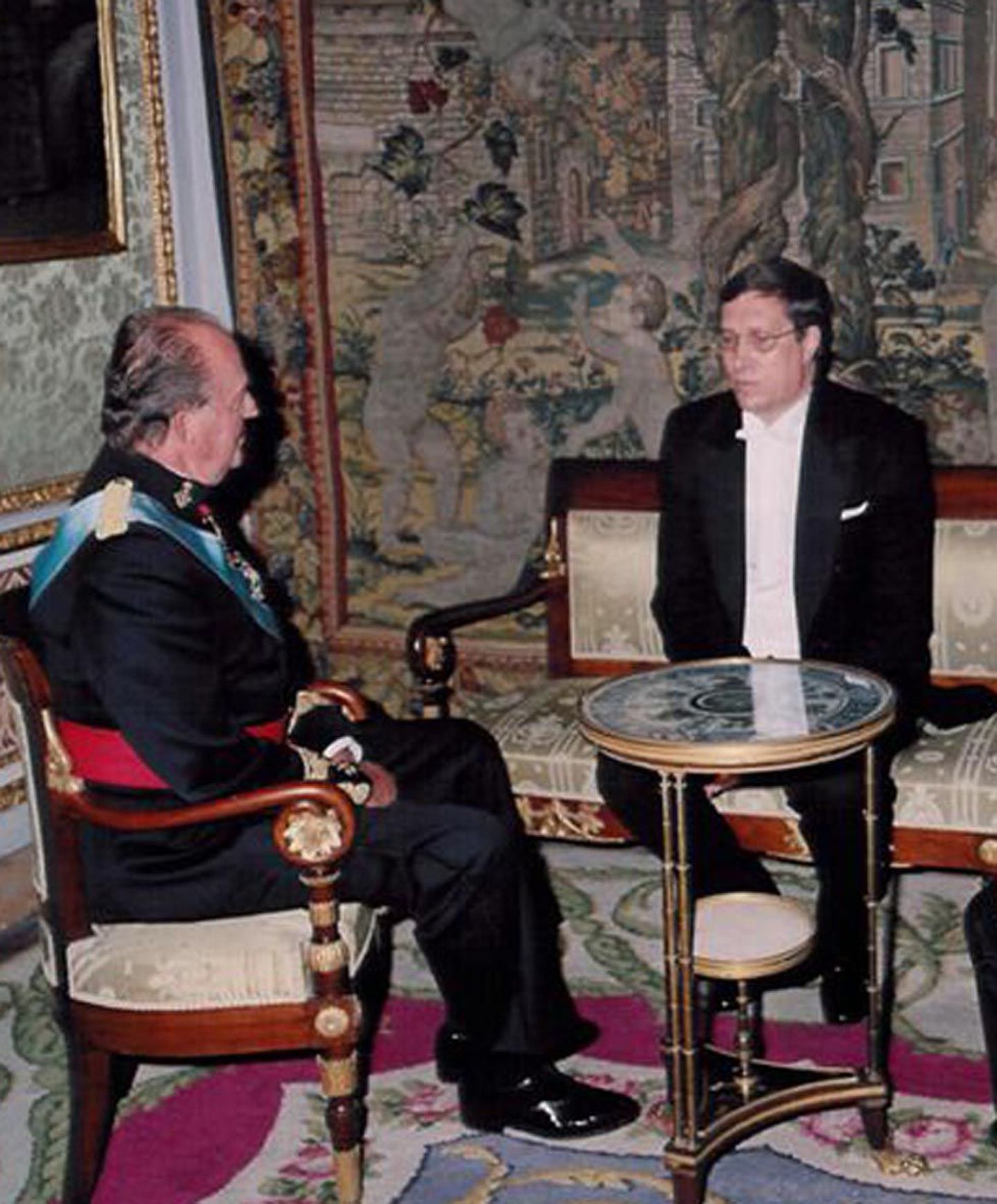 Hispaania kuningas Juan Carlos I Eesti Vabariigi suursaadiku Andres Rundu volikirja üleandmisele järgnenud vestlusel.