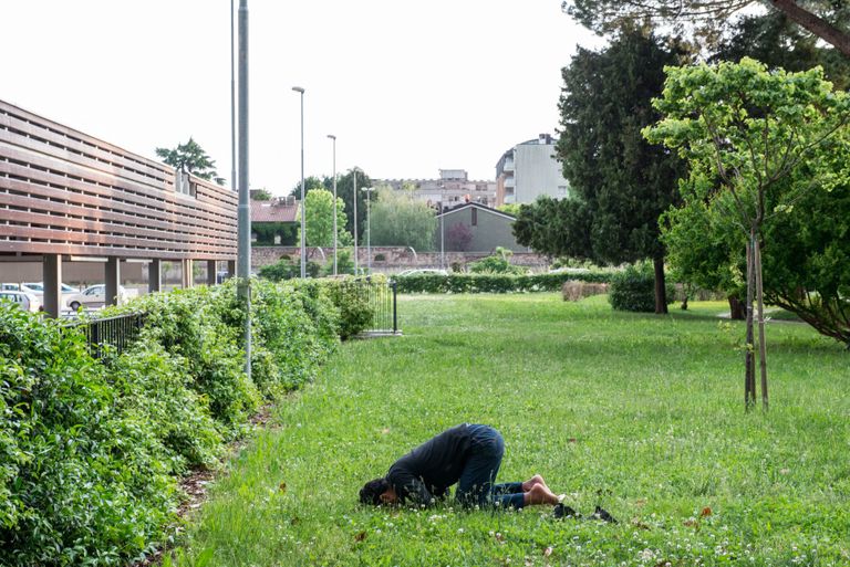Itaaliasse saabunud islamiusuline migrant palvetamas. Foto: Scanpix