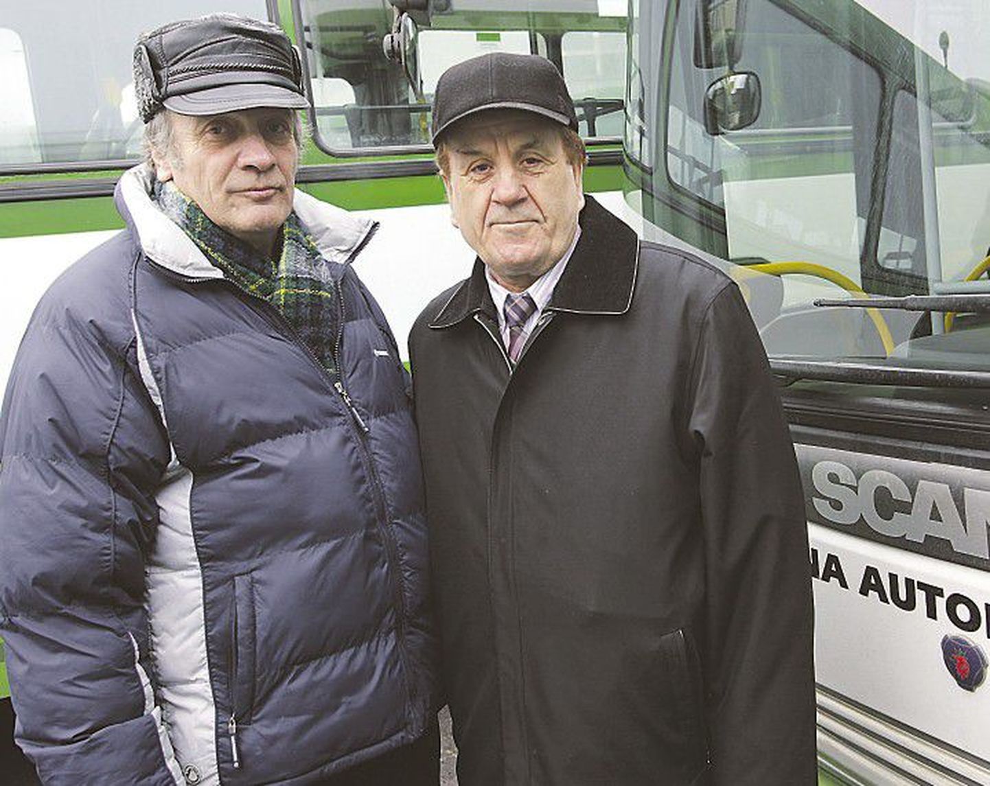 Водители с солидным стажем из Таллиннского автобусного объединения Юрий Шитиков (слева) и Иосиф Гинкуль отмечают, что несмотря на то, что в старых Икарусах было зимой холодно, они были достаточно надежными.