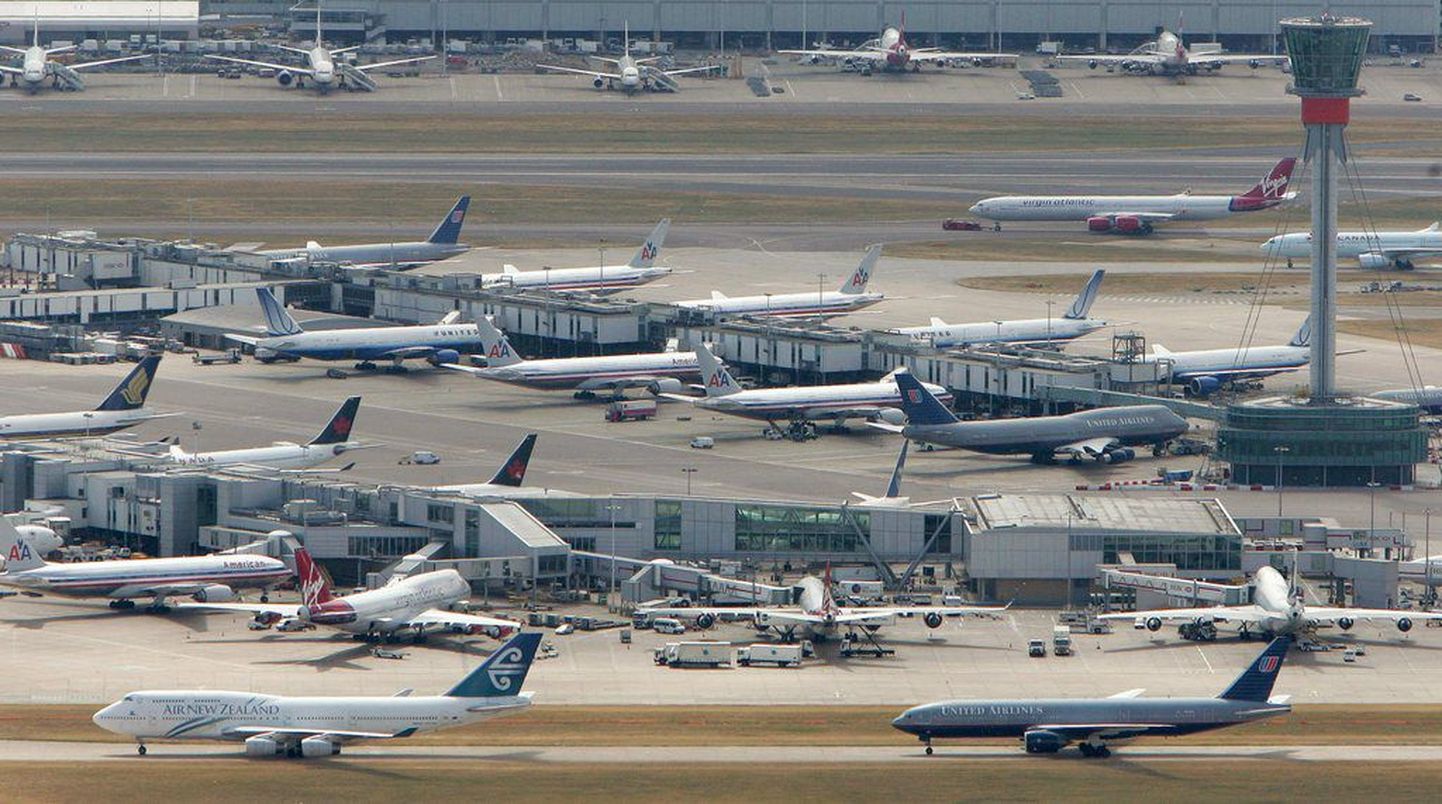 Самолеты в аэропорту.