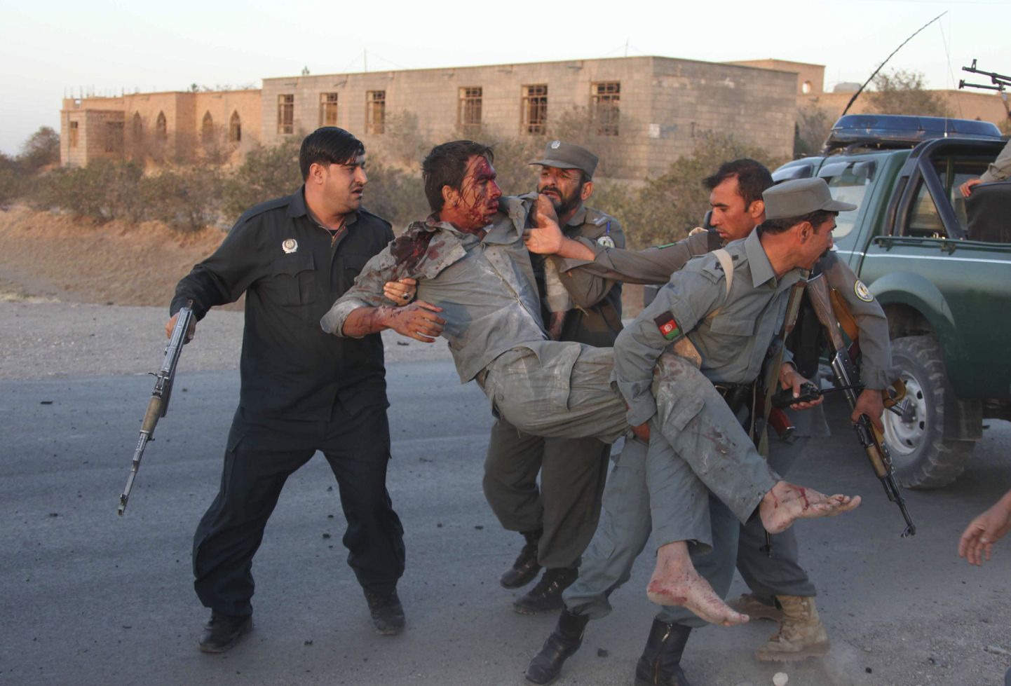 Afgaani julgeolekujõud aitasid täna hommikul Herati linnas pommiplahvatuses viga saanud politseinikku.