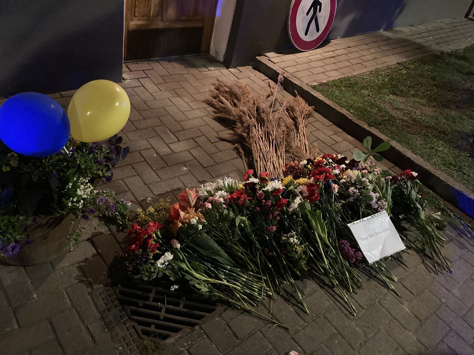Цветы у посольства Швеции.