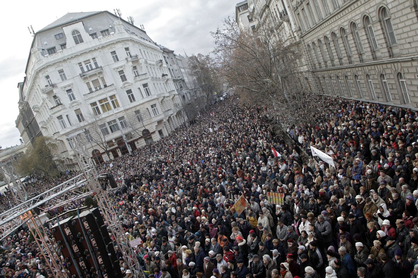 Budapesti tänavatele kogunes umbes 10 000 inimest.
