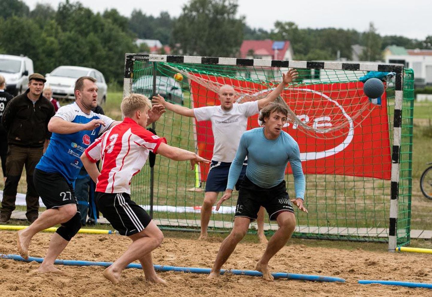 Laupäeval selgusid Viljandi järve ääres Eesti rannakäsipalli meistrid, võõrustajad võtsid võidu meeste ja 2003. aastal sündinud noormeeste mõõduvõtul.