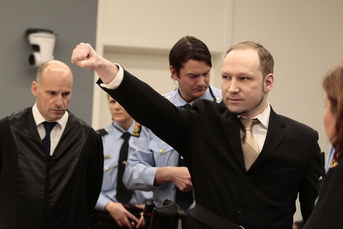 Anders Behring Breivik tõstis eile Oslo kohtusaali saabudes rusikasse surutud parema käe. Tema internetimanifesti sõnul on tegemist Templirüütlite ordu tervitusega. Norra võimude sõnul säärast rühmitust olemas ei ole.