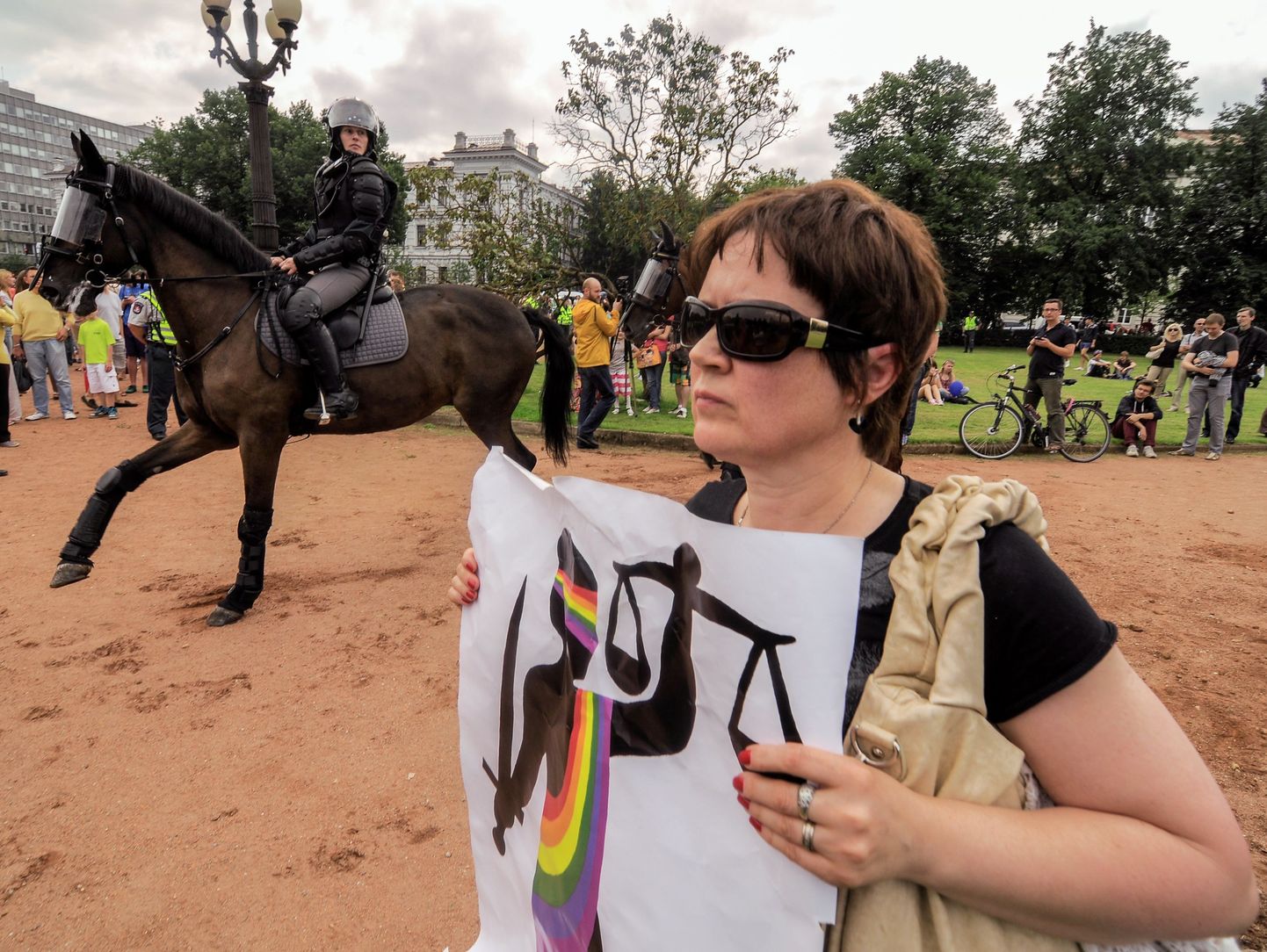 Möödundaastane pilt meeleavaldajast, kes nõuab Leedu seksuaalvähemustele võrdseid õigusi.