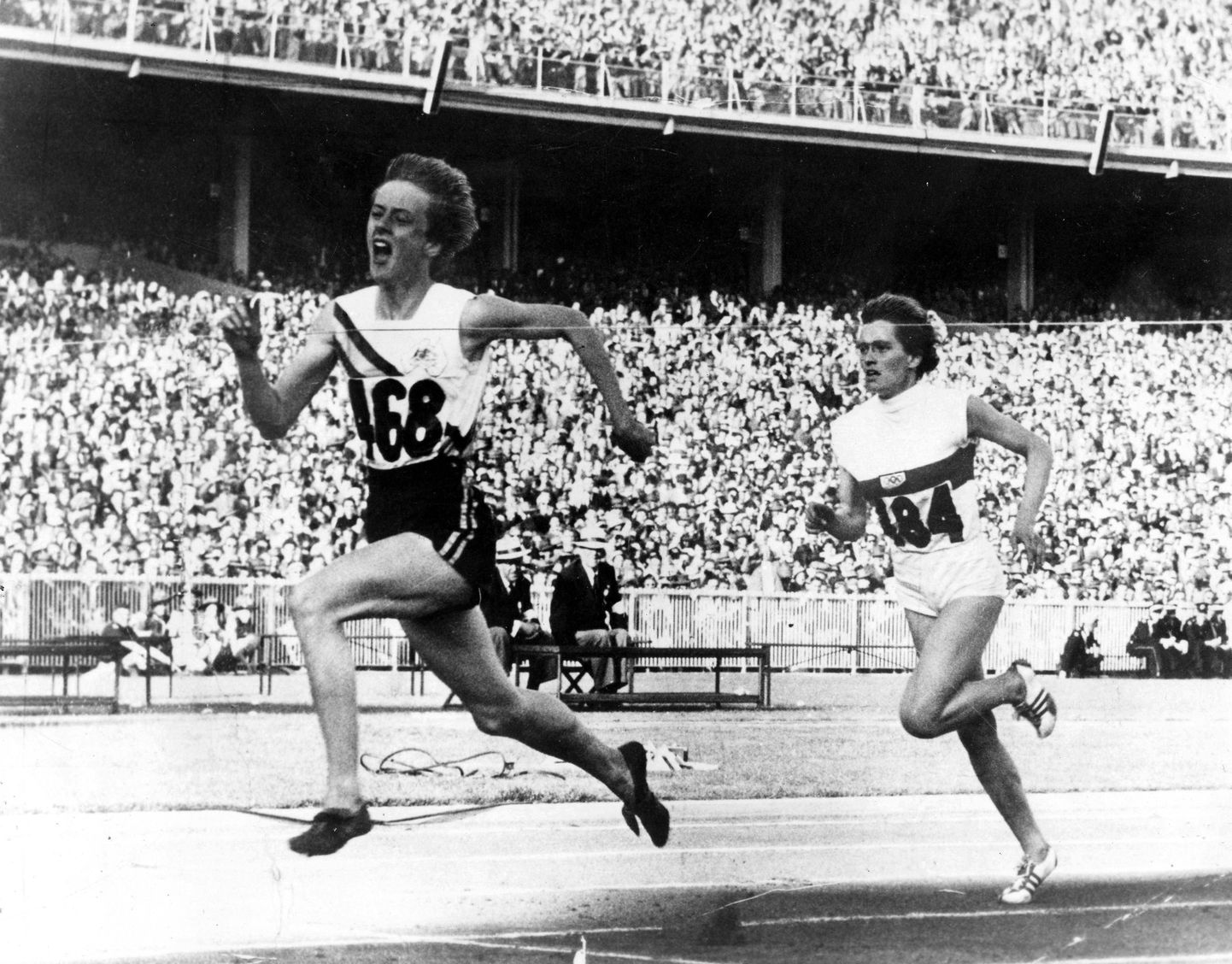 Betty Cuthbert võidutses Melbourne'i olümpiamängudel kolmel alal.