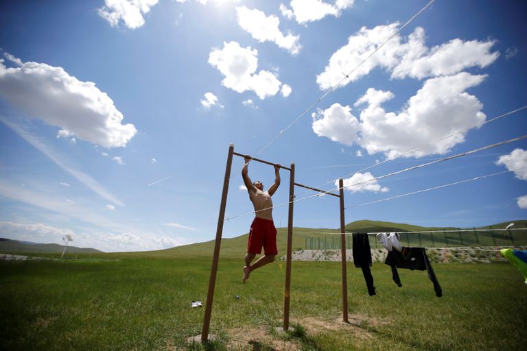 Mongoolia. Mongoolia maadlejate olümpiakoondise liige teeb pärast treeningsessiooni lõuatõmbeid. 