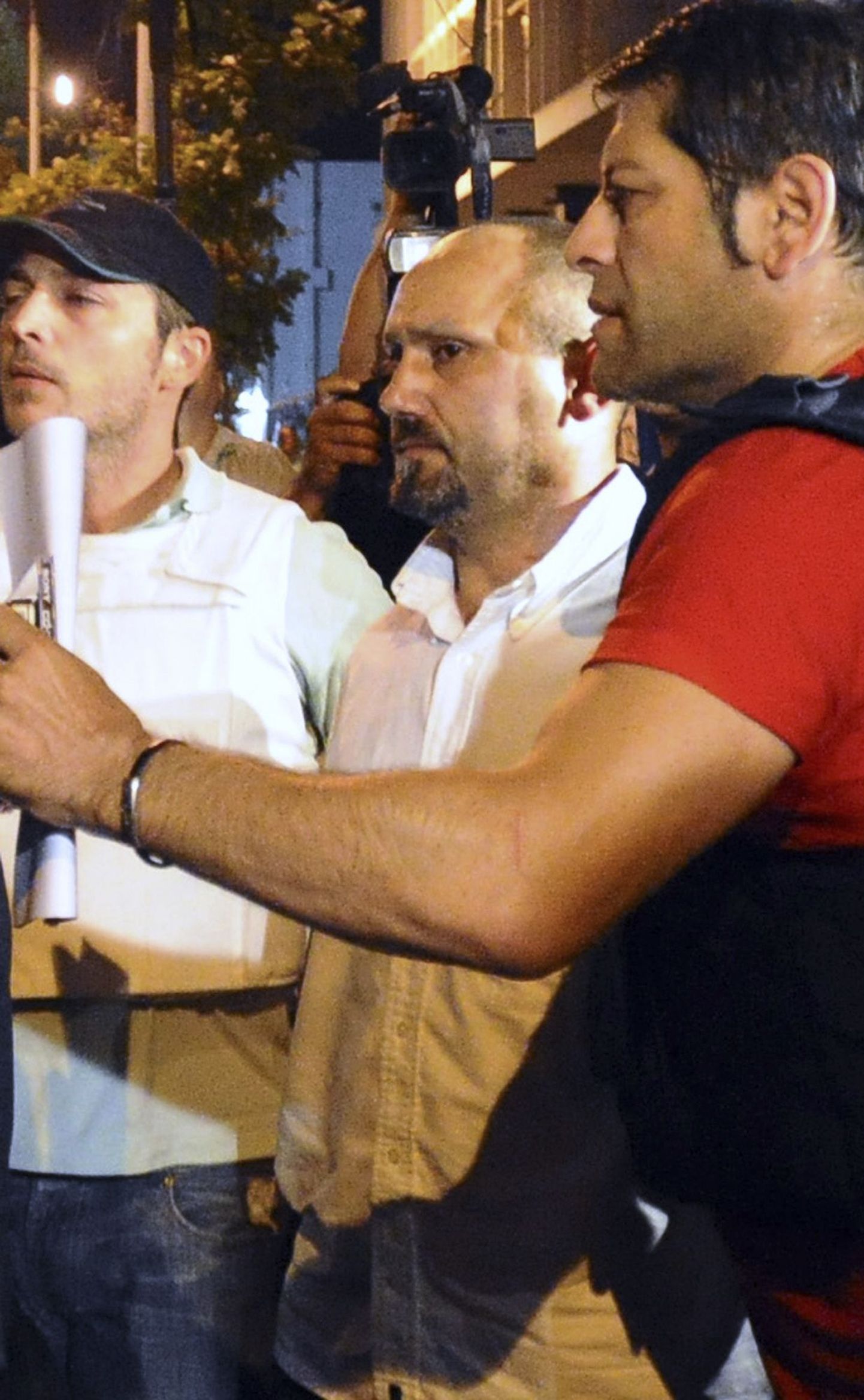Vassilis Paleokostas (keskel) peale arreteerimist 2008. aastal