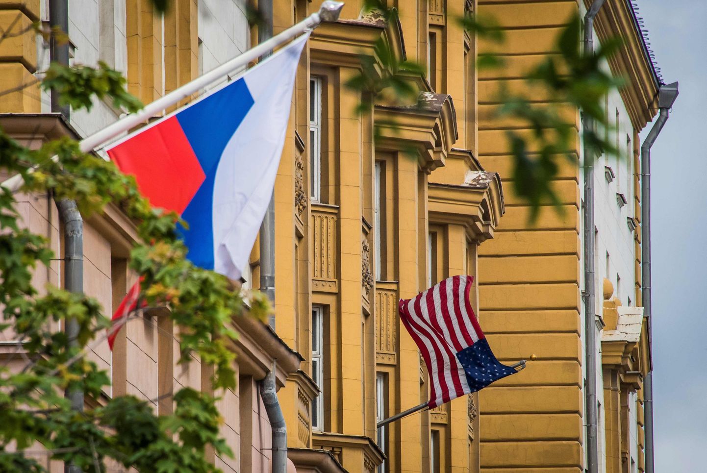 Vene lipp Ühendriikide Moskva saatkonda tähistava USA lipu kõrval lehvimas.