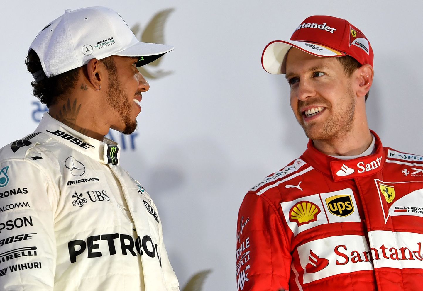 Lewis Hamilton (vasakul) ja Sebastian Vettel austavad teineteist.
