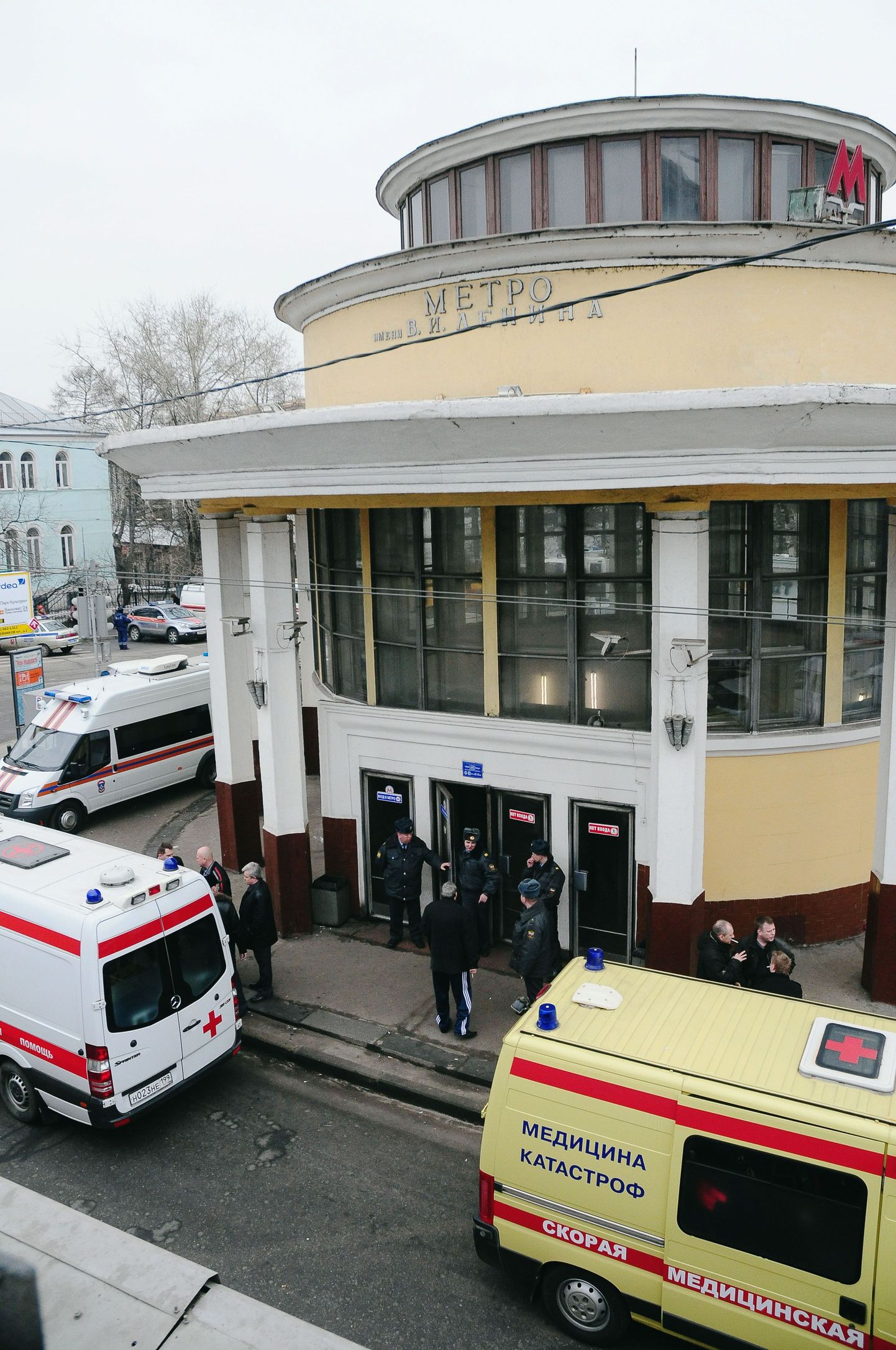 Фото на тему работы милиции и спасателей на местах взрывов в московском метро.