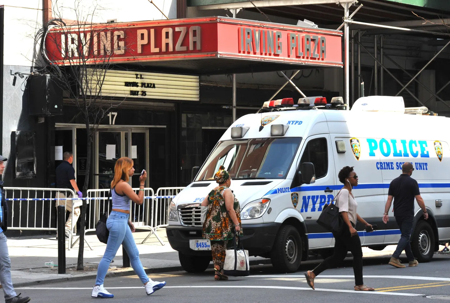 Politseibuss New Yorgis Irving Plaza ees, kus kolmapäeval tulistati räppar T.I. kontserdil surnuks üks inimene