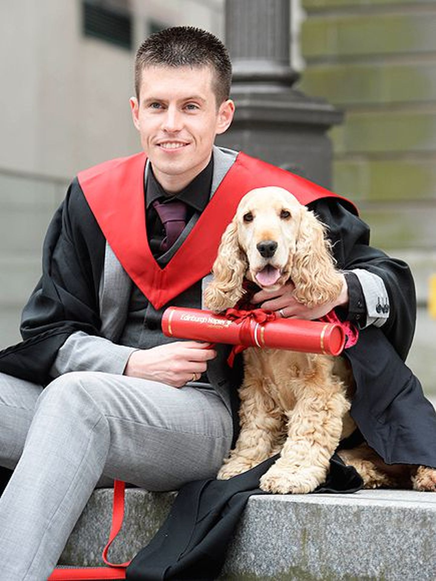 Jack Proctor ja tema koer Fudge oma ülikooli diplomitega