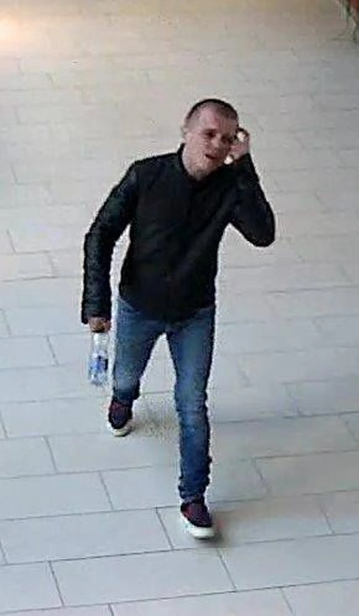 Politsei palub abi, tuvastamaks pildil olev mees, kes 28. mai pärastlõunal varastas Pärnu Denim Dreami kauplusest Guessi halli logoga musta rahakoti.