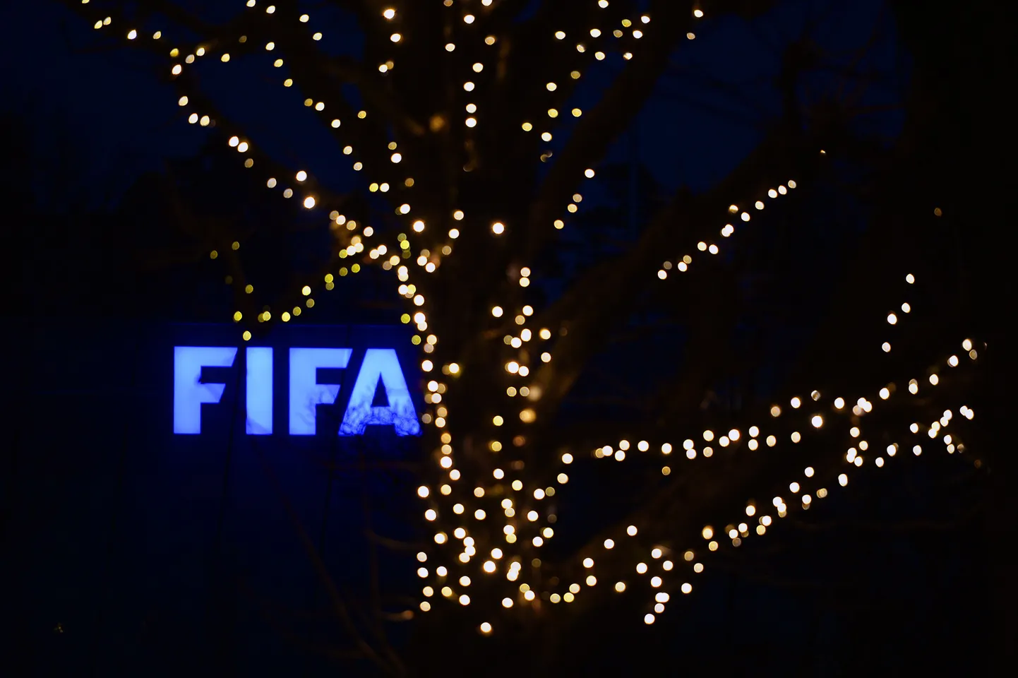 Огни штаб-квартиры ФИФА в Цюрихе.