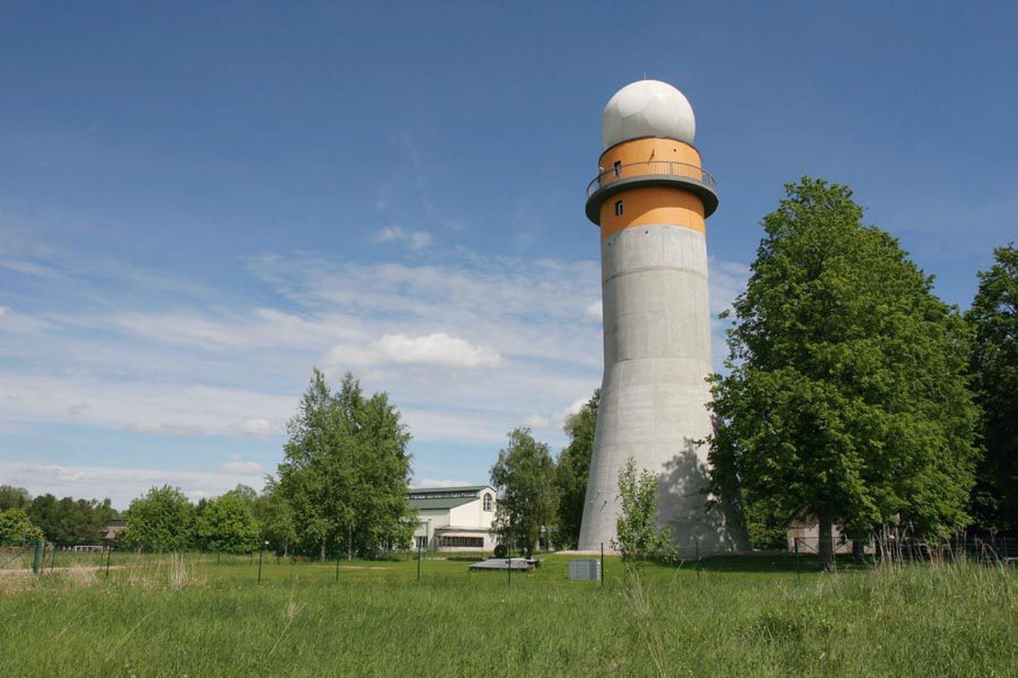 Keskkonnaagentuuri alluvuses töötav radaritorn kõrgub Suure-Jaani vallas Sürgaveres.