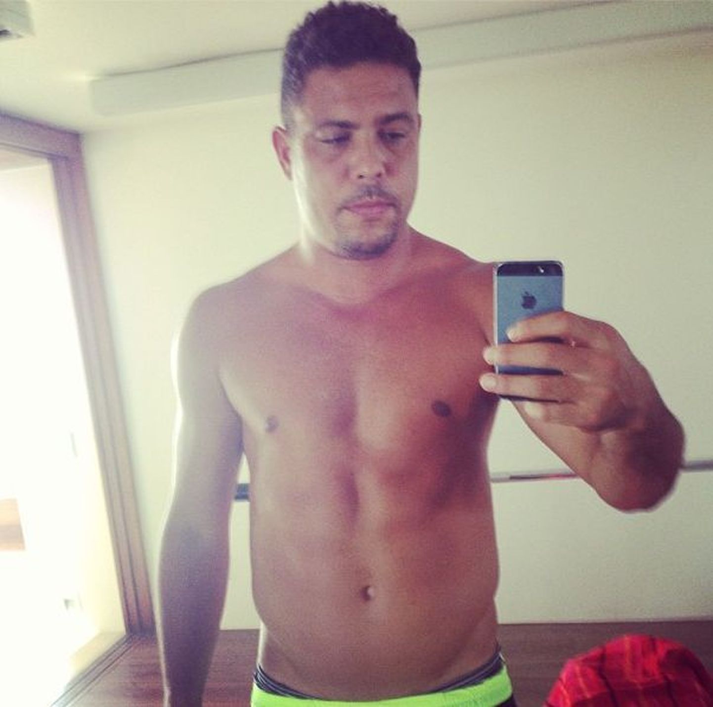 Ronaldo postitas Instagrami endast pildi, näidates enda salenenud keha.