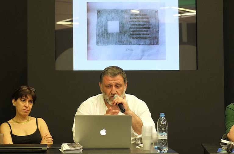 Журналист Сергей Пархоменко, один из координаторов движения на фоне изображения знака "Последний адрес"