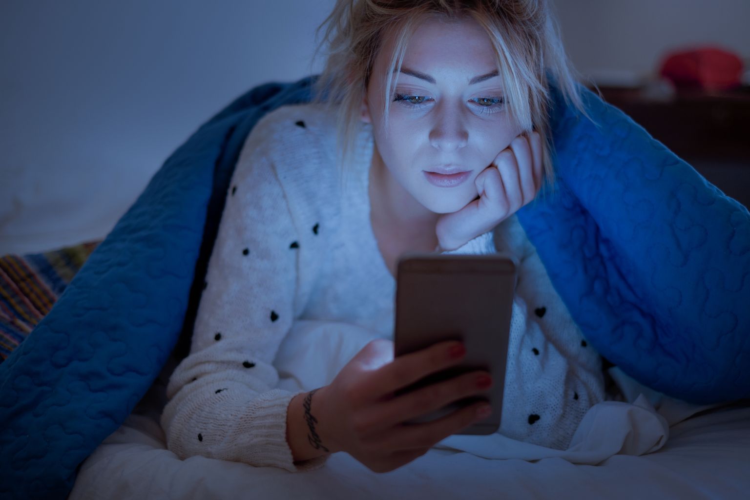 Siniste ekraanide vaatamine annab ajule signaali ärkvel olla, seepärast ei tasu enne magama minekut vaadata telekat, surfata arvutis või telefonis.