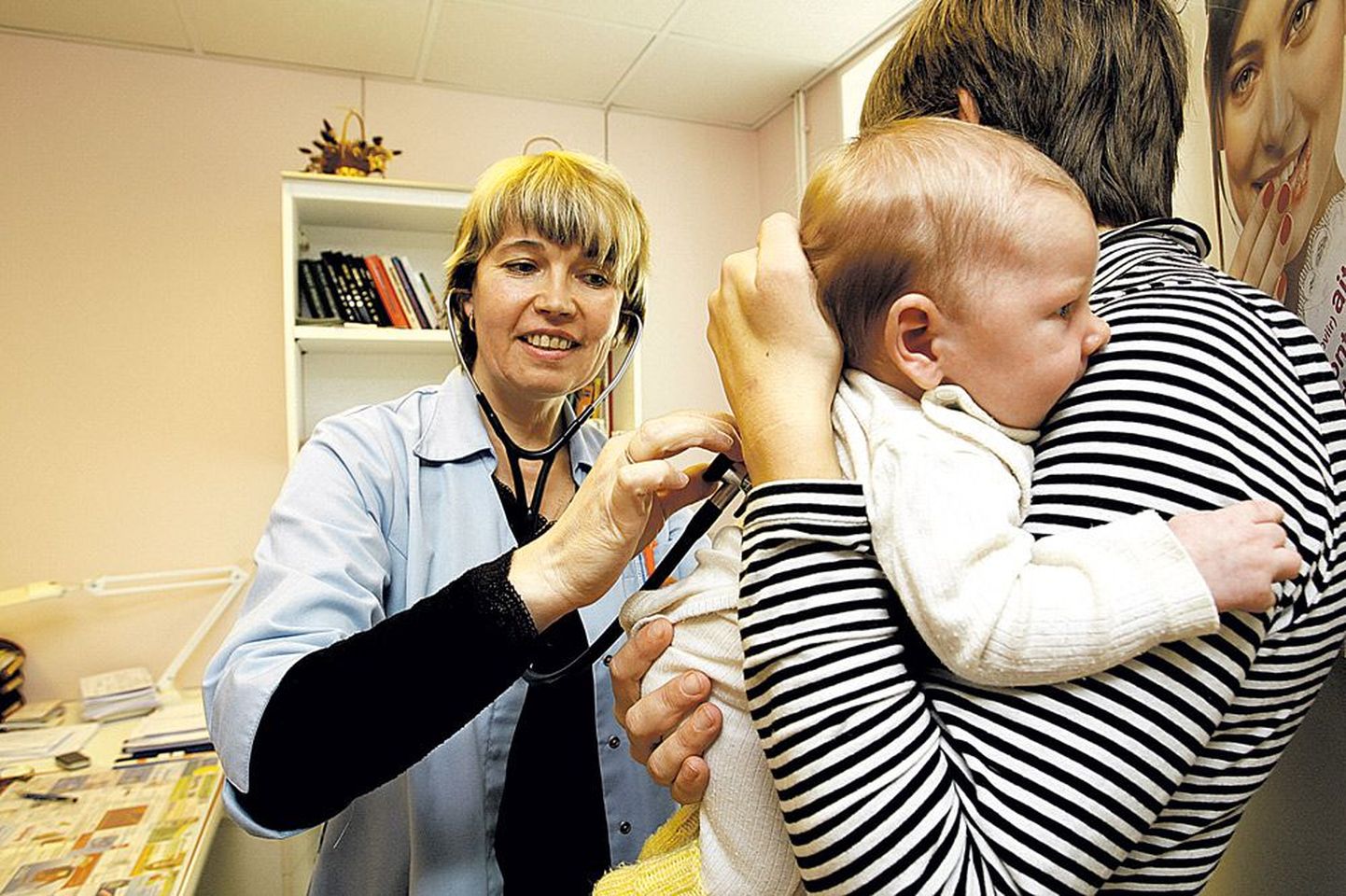 Alatskivi perearst Liia Korjus vaatas eile läbi oma nimistu uue patsiendi, ühekuuse Eldari, kes tuli vaktsiinisüsti saama.
